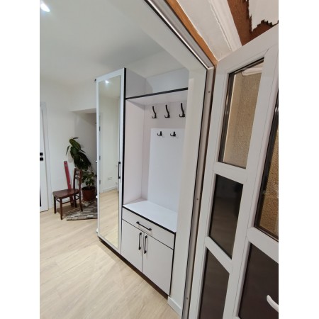 Мебель для небольшой прихожей с местами для хранения вещей.